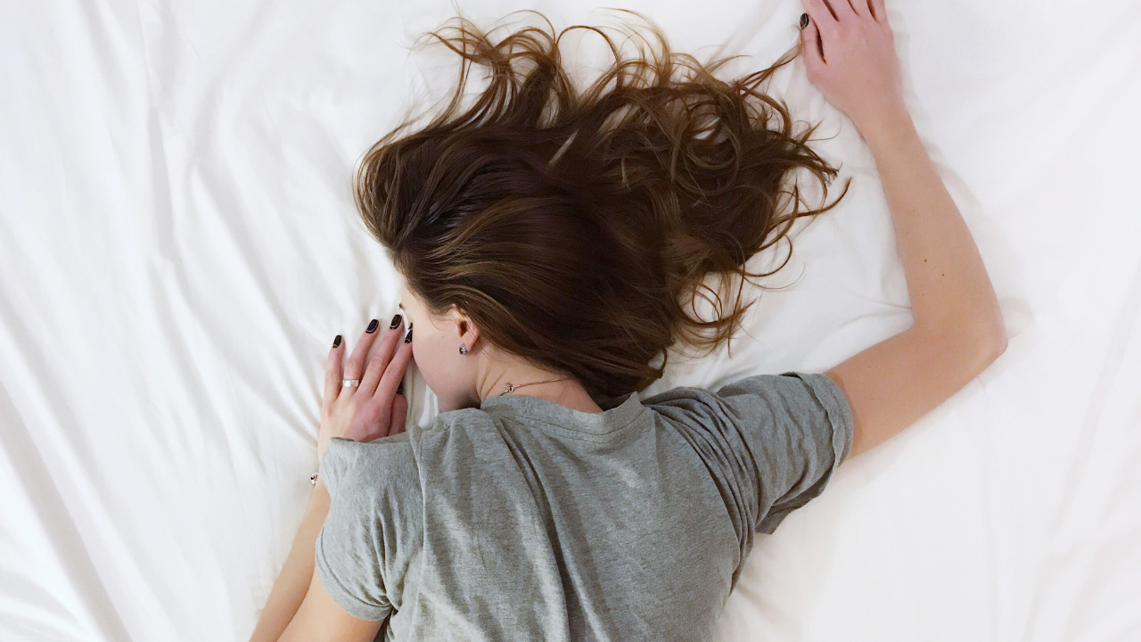 【筋弛緩法のやり方】眠いのに眠れないときに、体をリラックスさせる方法